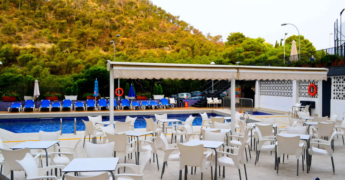 Een foto van het terras bij Sercotel Maya Alicante