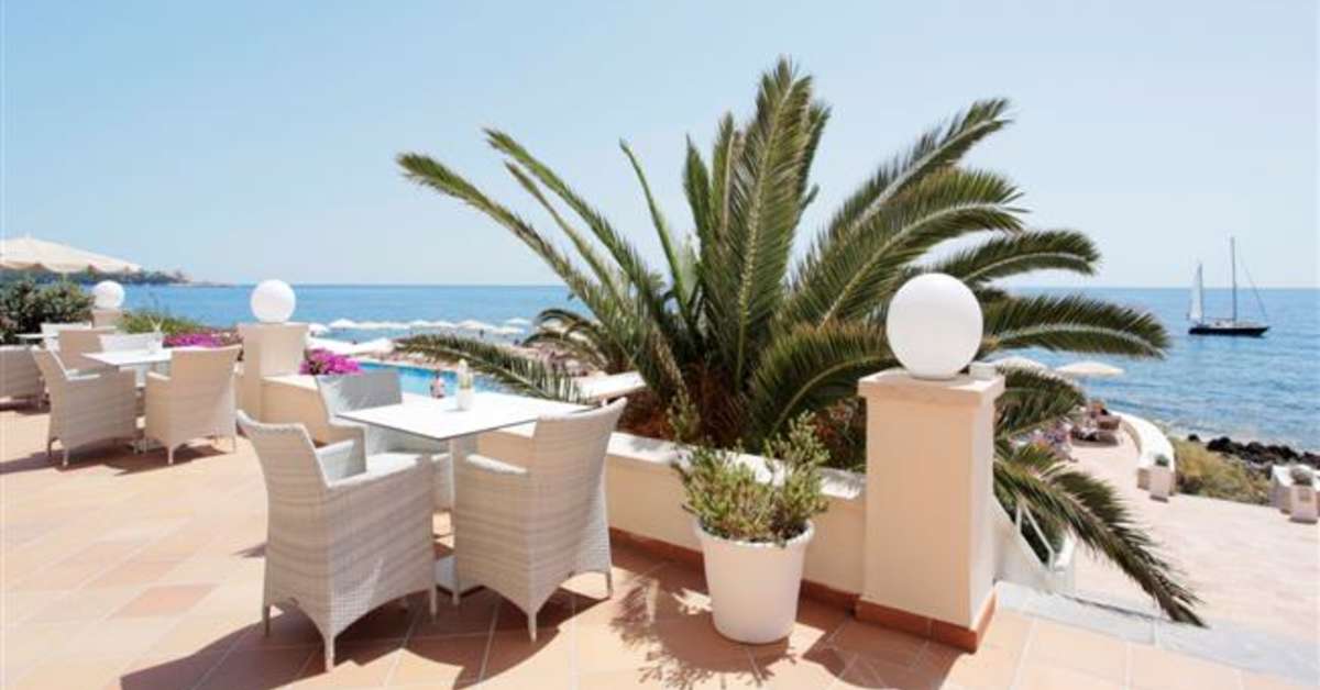 Een foto van het terras bij Grupotel Aguait Resort & Spa