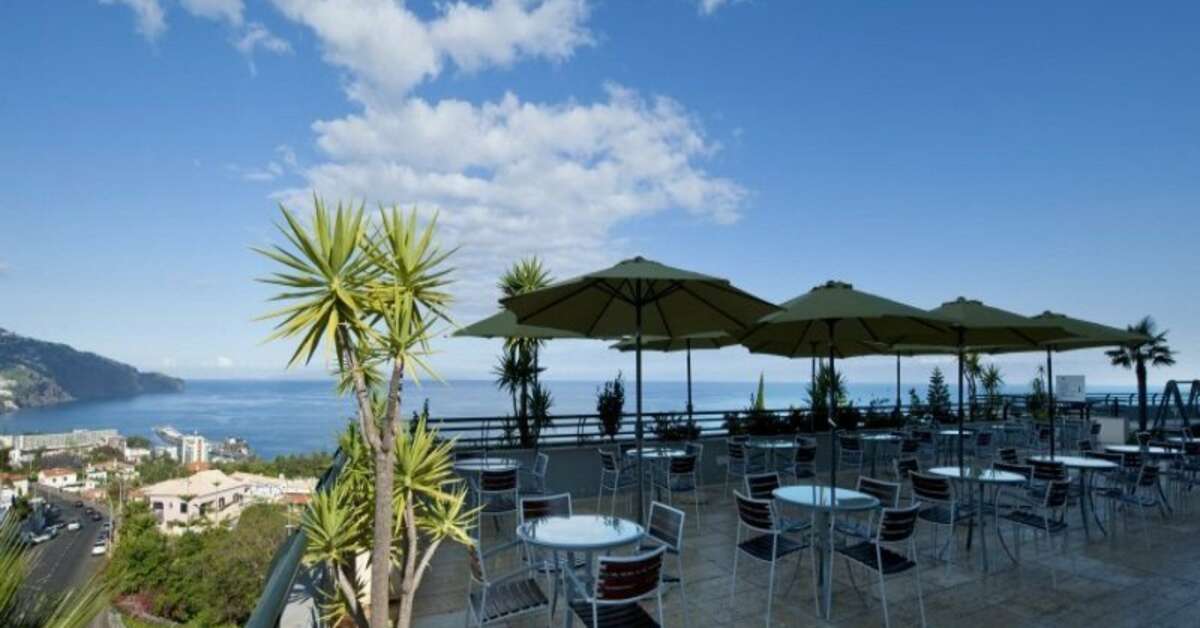 Een foto van het terras bij Hotel Madeira Panoramico