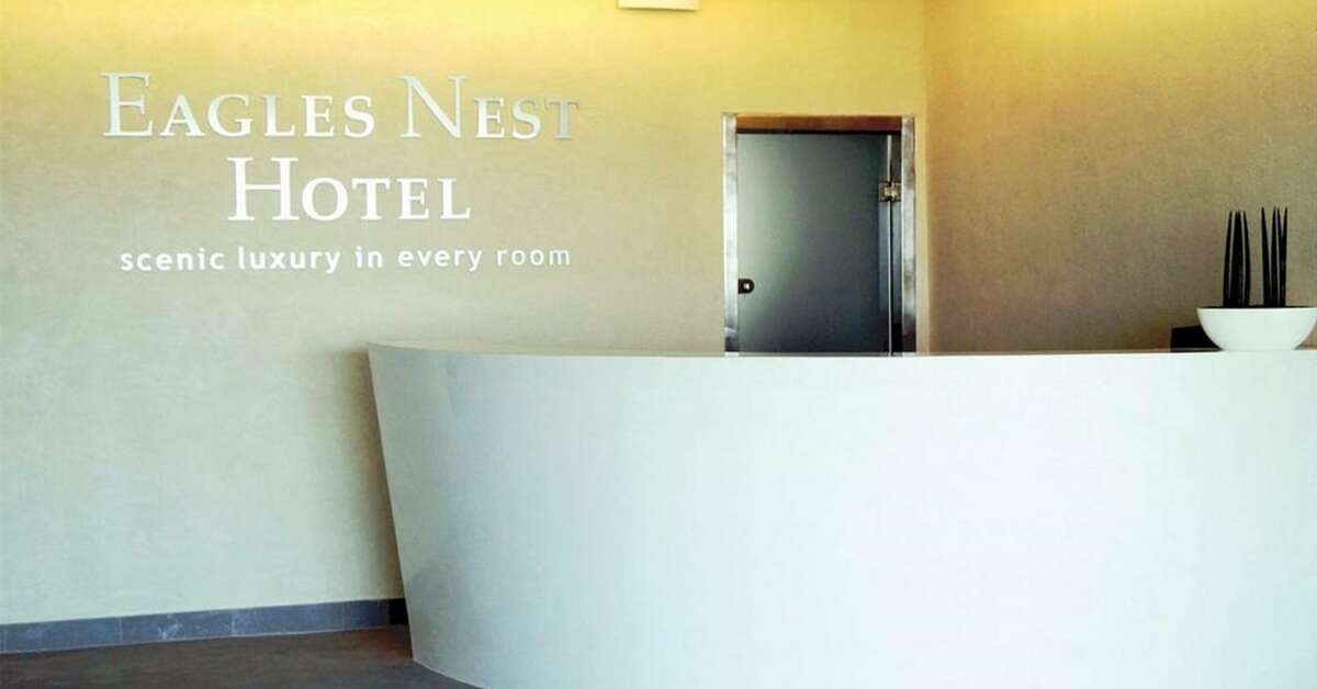 Een foto van het interieur van Eagles Nest Hotel