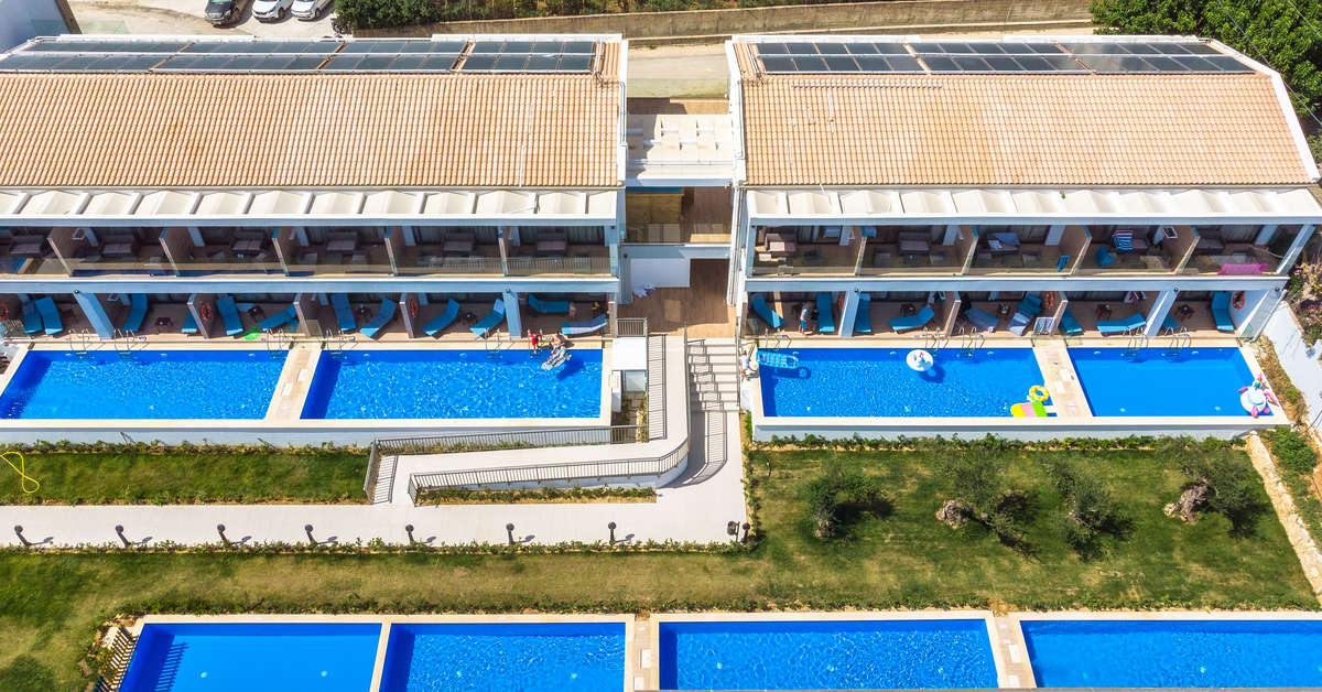 Een foto van het zwembad bij Cavo Orient Beach Hotel