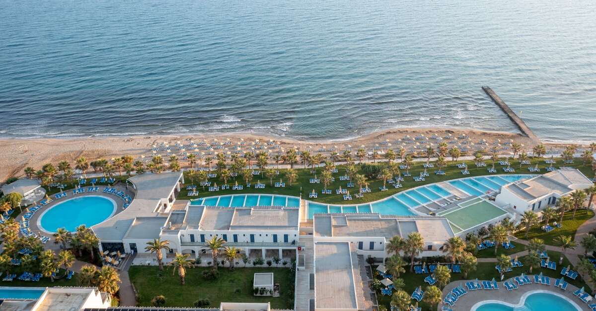Een foto van het zwembad bij Lyttos Beach