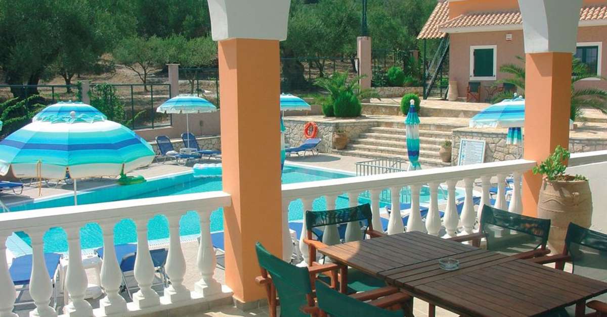 Een foto van het zwembad bij Rentaki Villas