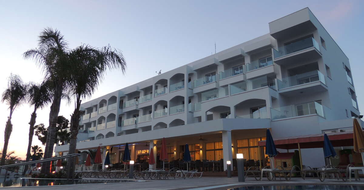 Ein Foto von der Außenansicht des Anesis Hotel