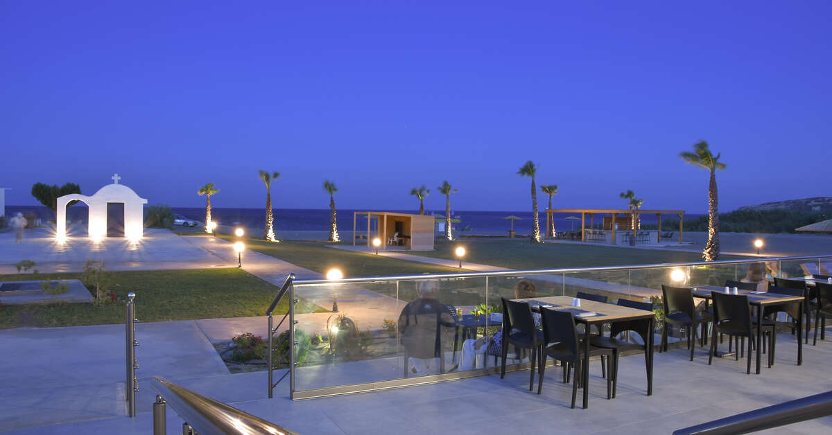 Een foto van het terras bij Evita Bay
