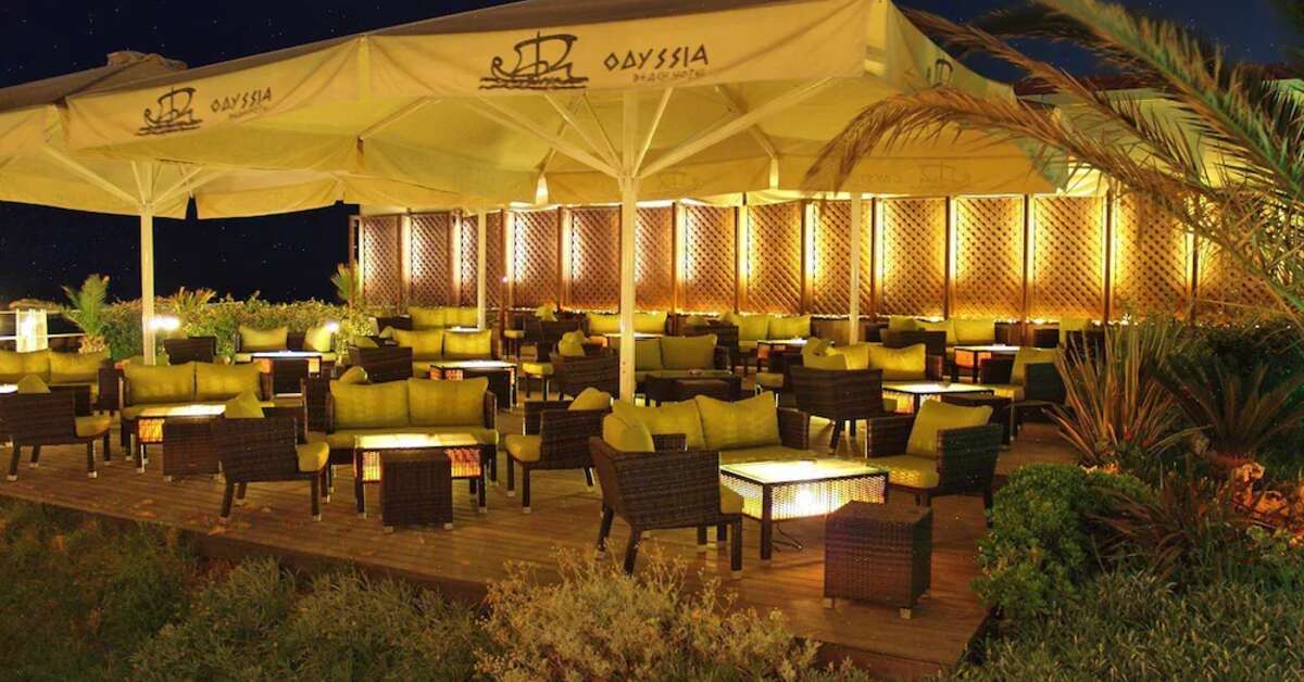 Een foto van het terras bij Odyssia Beach Hotel