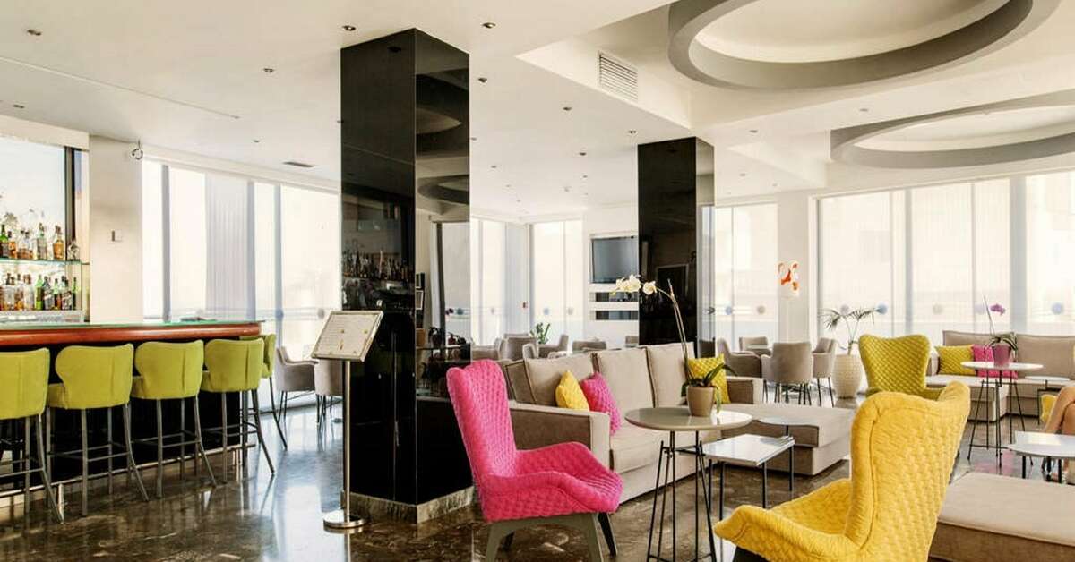 Een foto van het interieur van Semiramis City Hotel