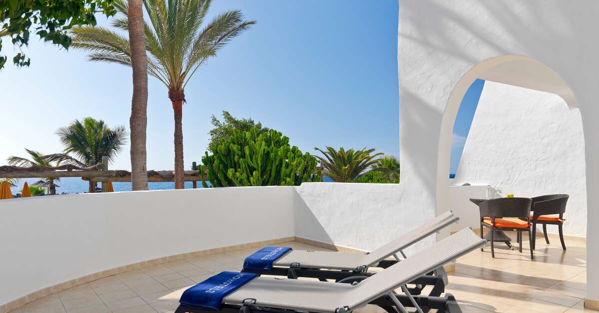 Een foto van het terras bij H10 Timanfaya Palace