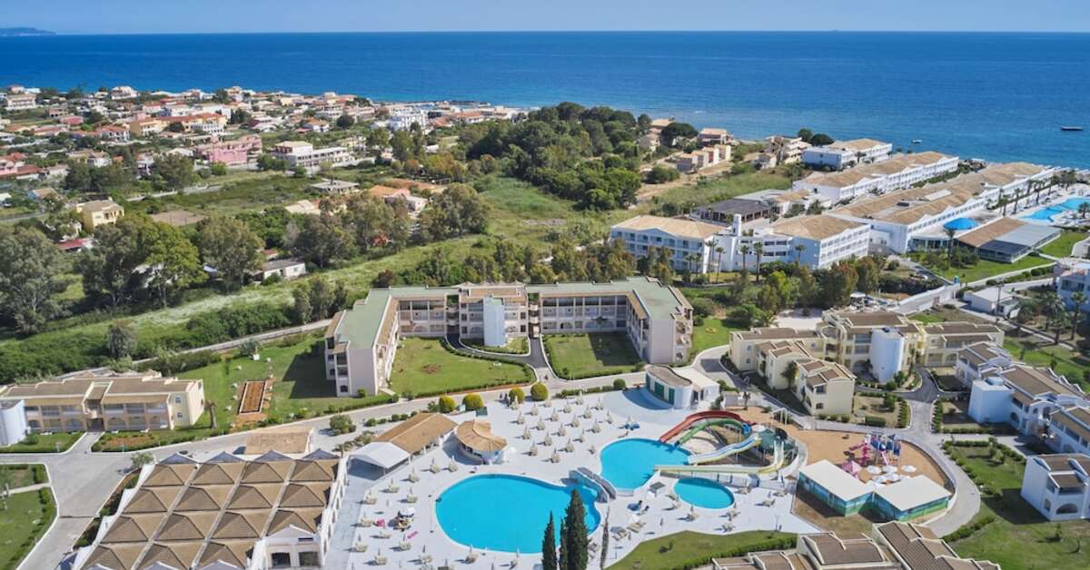Een foto van het zwembad bij Sandy Beach & Villas