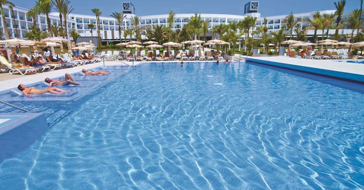 Een foto van het zwembad bij Riu Palace Meloneras