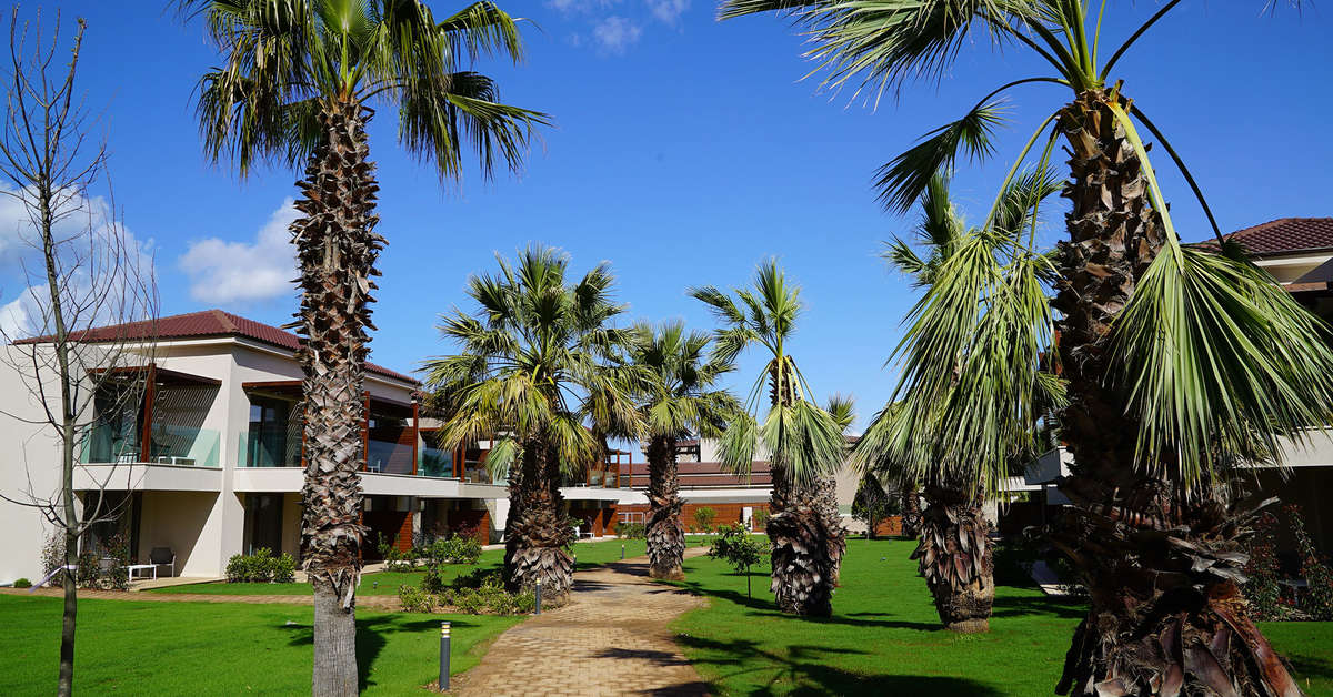 Een foto van het terras bij Almyros Beach Hotel