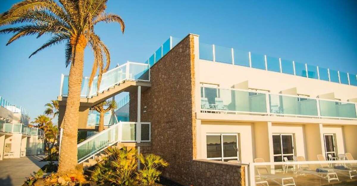 Ein Foto von der Außenansicht des Hotel Boutique Tao Caleta Mar