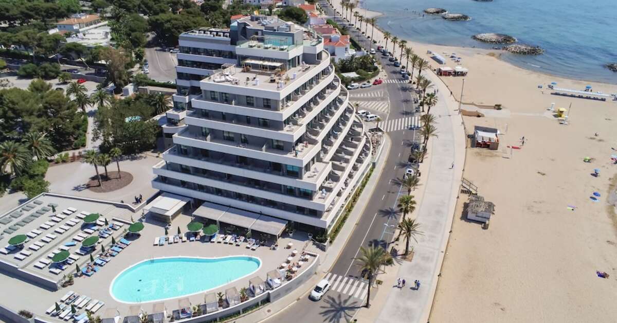 Een foto van de buitenkant van ME Sitges Terramar