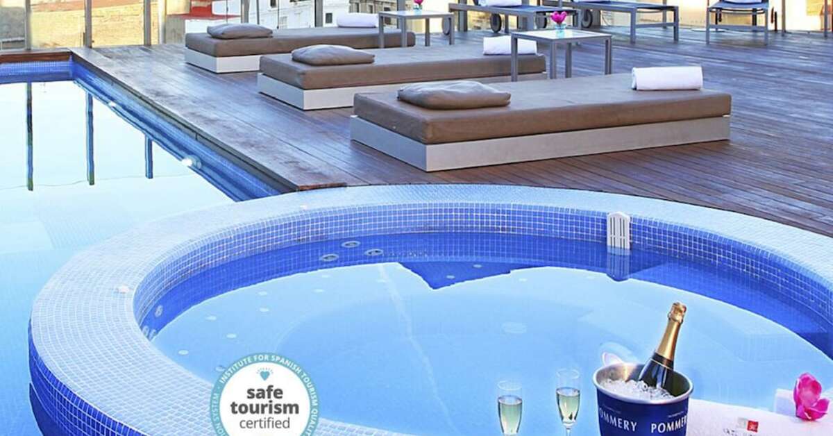 Ein Foto vom Pool im Axel Hotel Barcelona