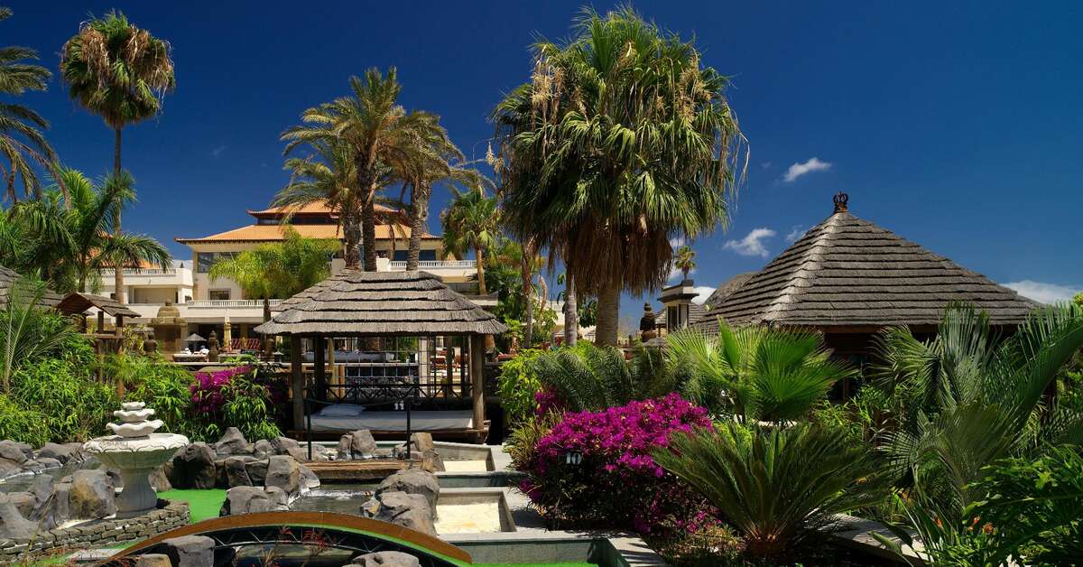 Een foto van de buitenkant van Regency Country Club Appartementen & Suites