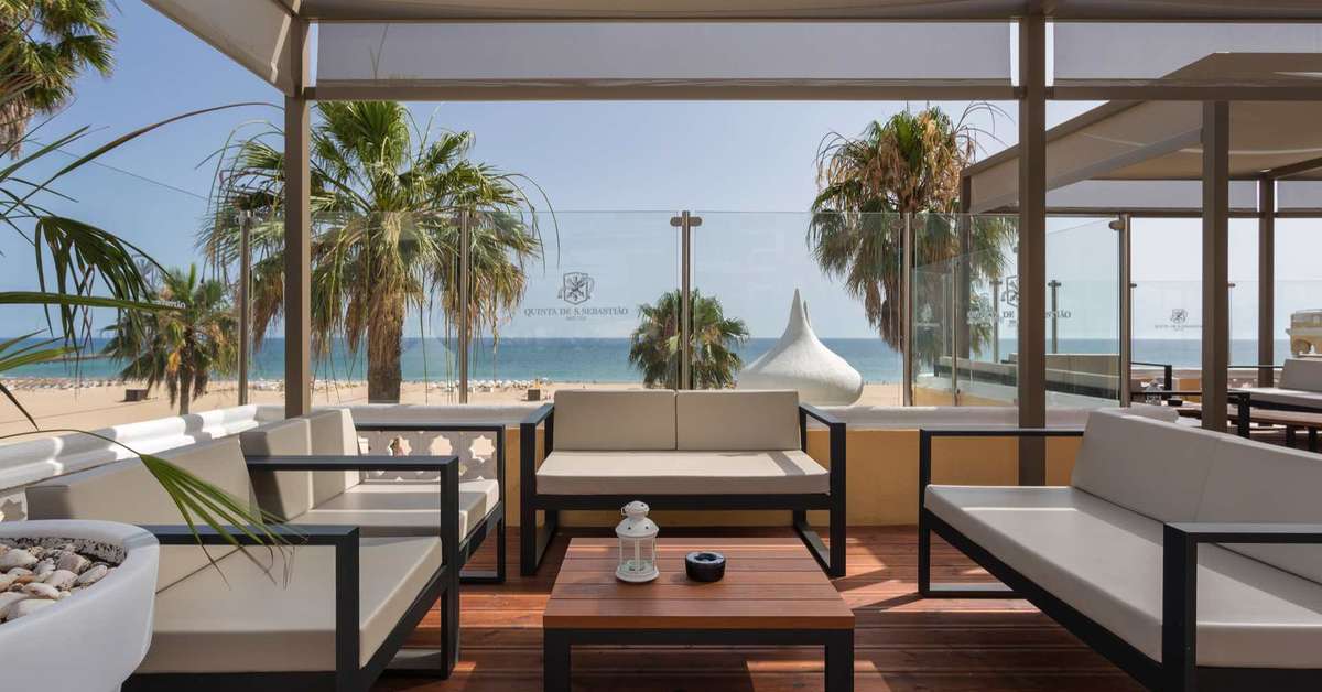Een foto van het terras bij AP Oriental Beach