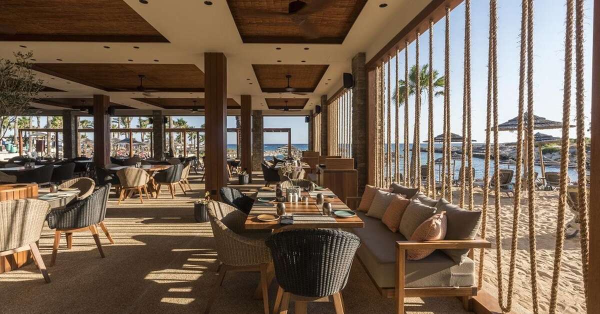 Een foto van het terras bij Adams Beach Hotel