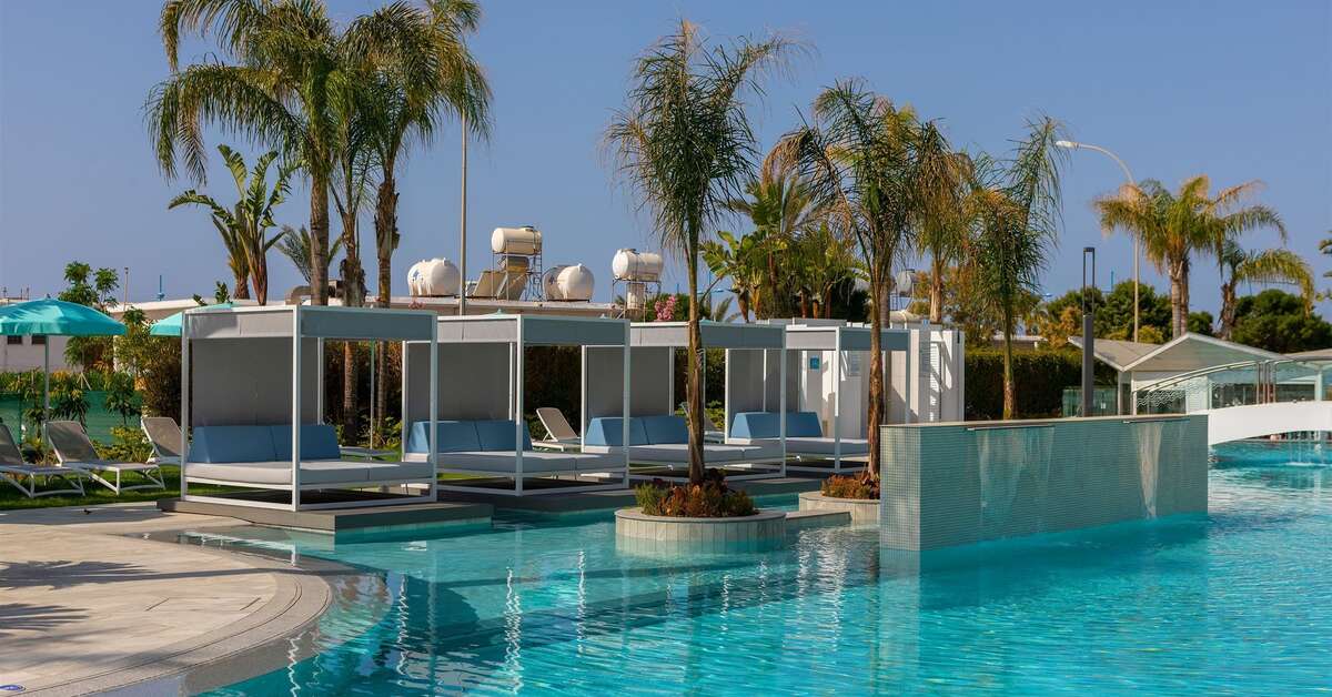 Een foto van het zwembad bij Faros Hotel