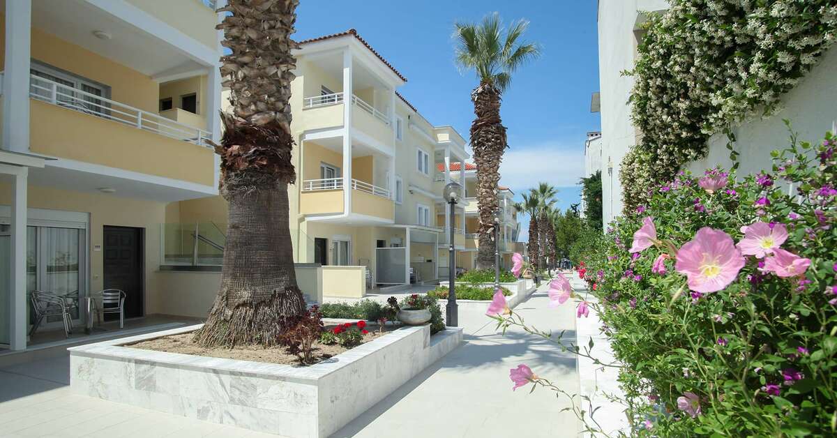 Een foto van de buitenkant van Naias Beach Hotel