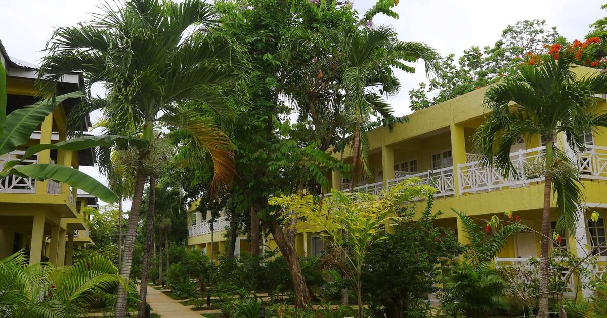 Een foto van de buitenkant van Merril's Beach Resort II