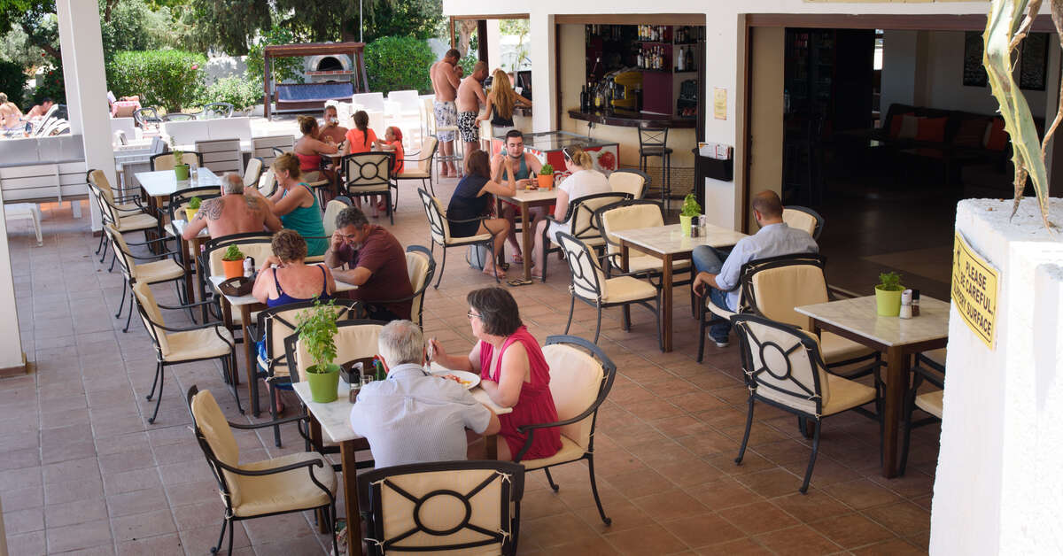 Een foto van het terras bij Pefkos Village Resort
