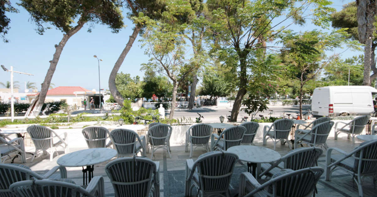 Een foto van het terras bij Theodorou Beach Hotel