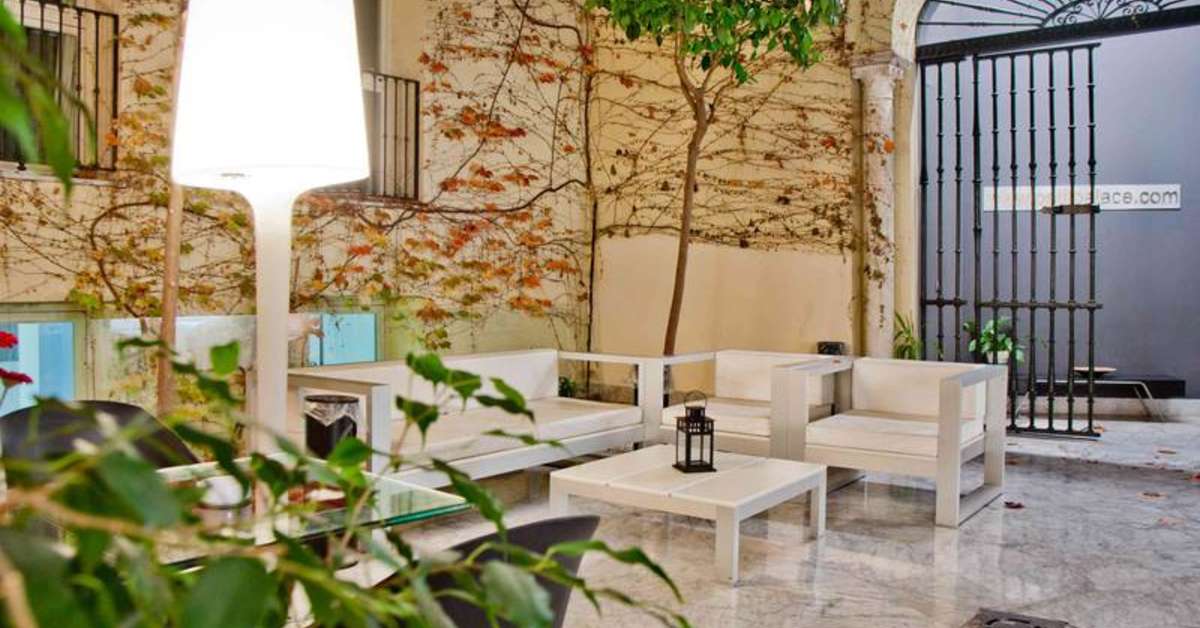 Een foto van het terras bij Petit Palace Santa Cruz Hotel