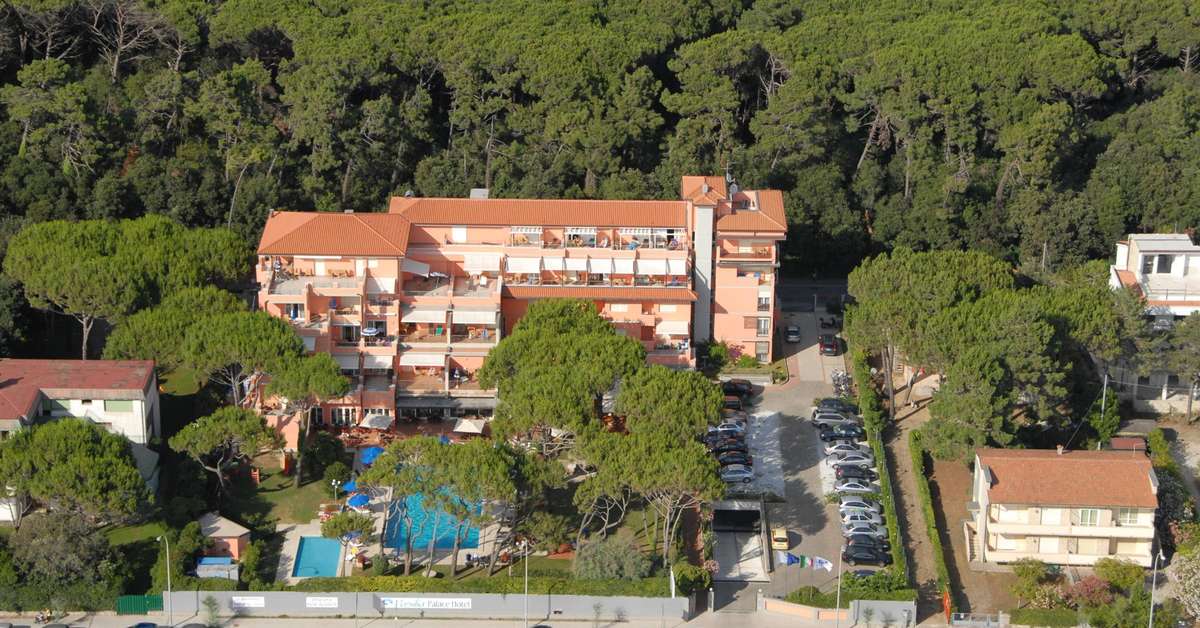Een foto van het zwembad bij Versilia Palace Hotel