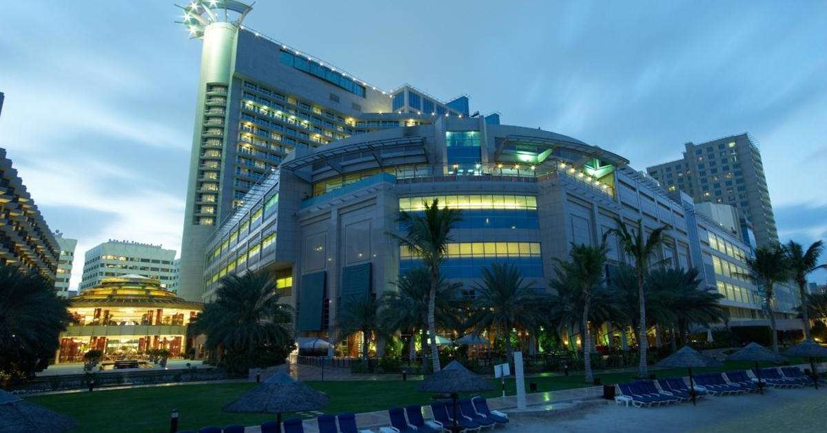 Een foto van de buitenkant van Beach Rotana