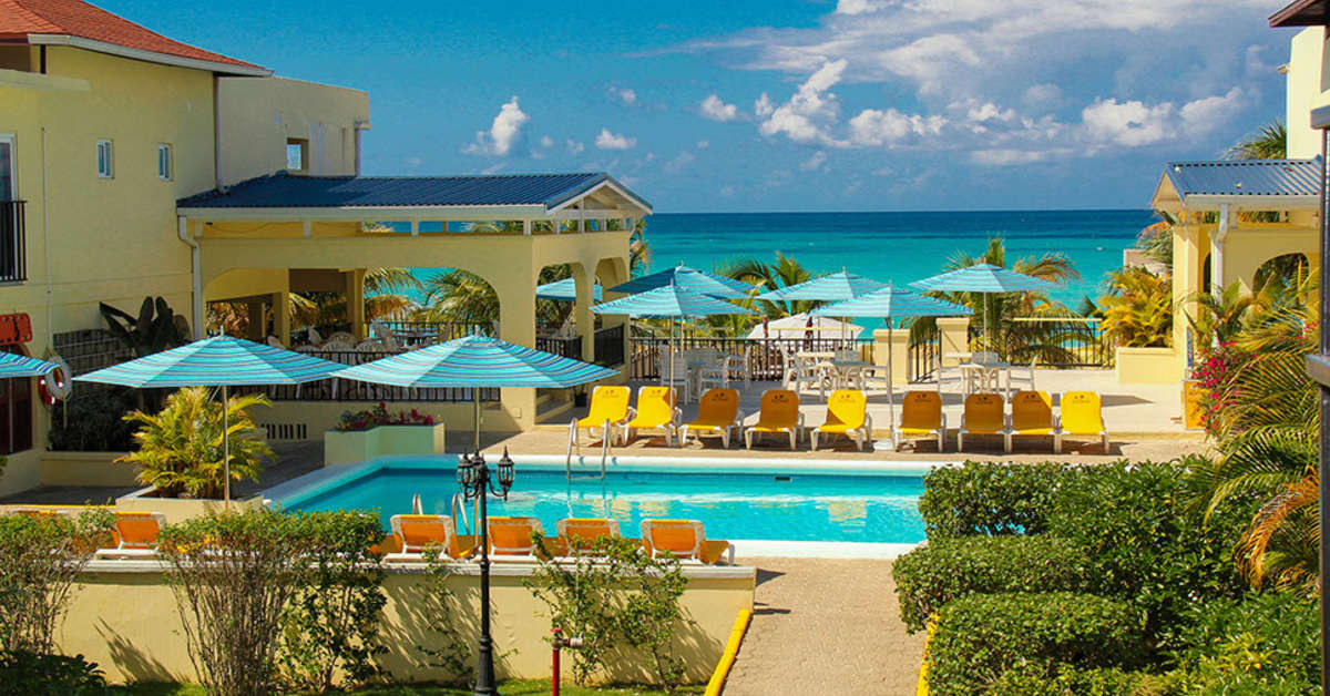 Een foto van het zwembad bij Rooms on the Beach Negril