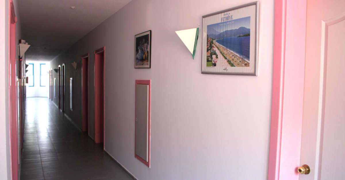 Een foto van het interieur van Aymes Hotel