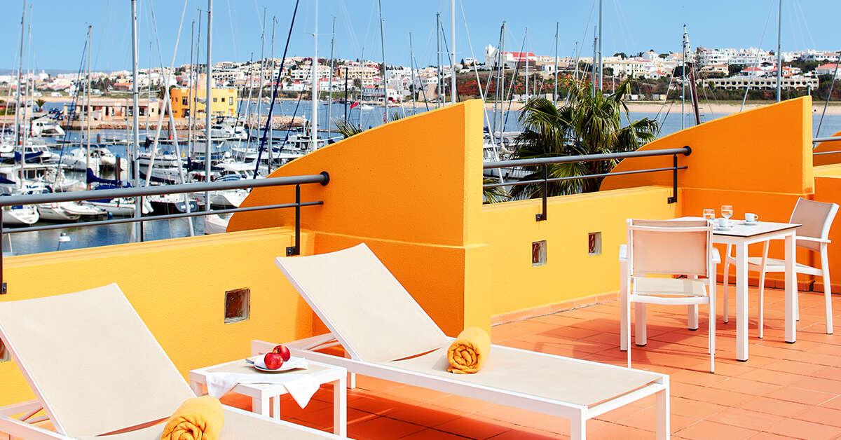 Een foto van het terras bij NH Marina Portimao Resort