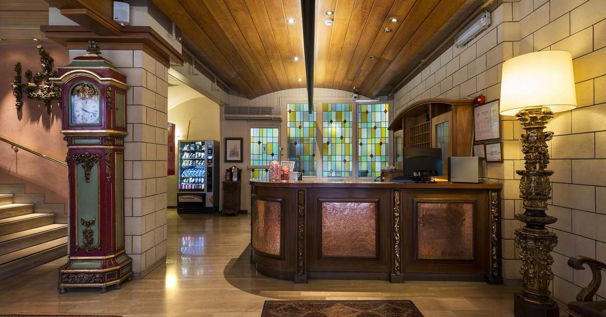Een foto van het interieur van Meson Castilla Atiram
