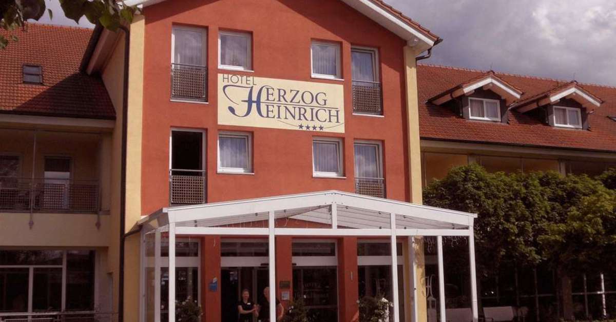 Een foto van de buitenkant van Hotel Herzog Heinrich