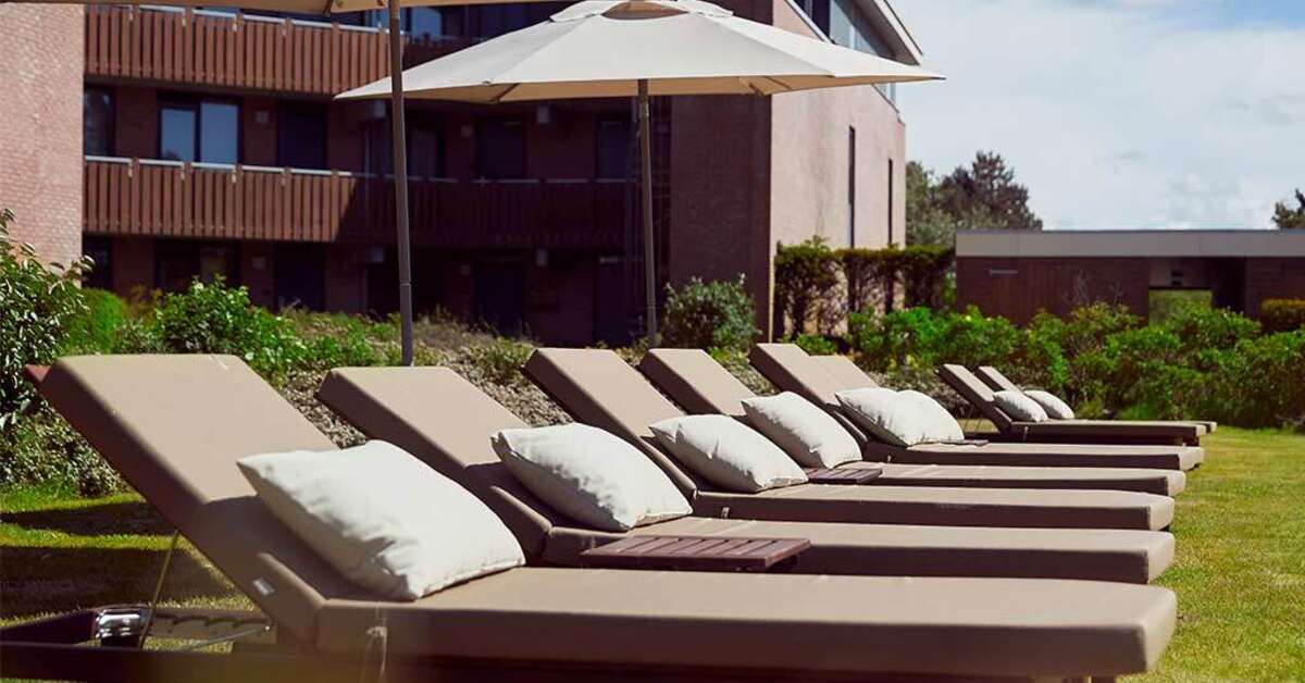 Een foto van het terras bij Fletcher Hotel-Restaurant Noordsee-Ameland