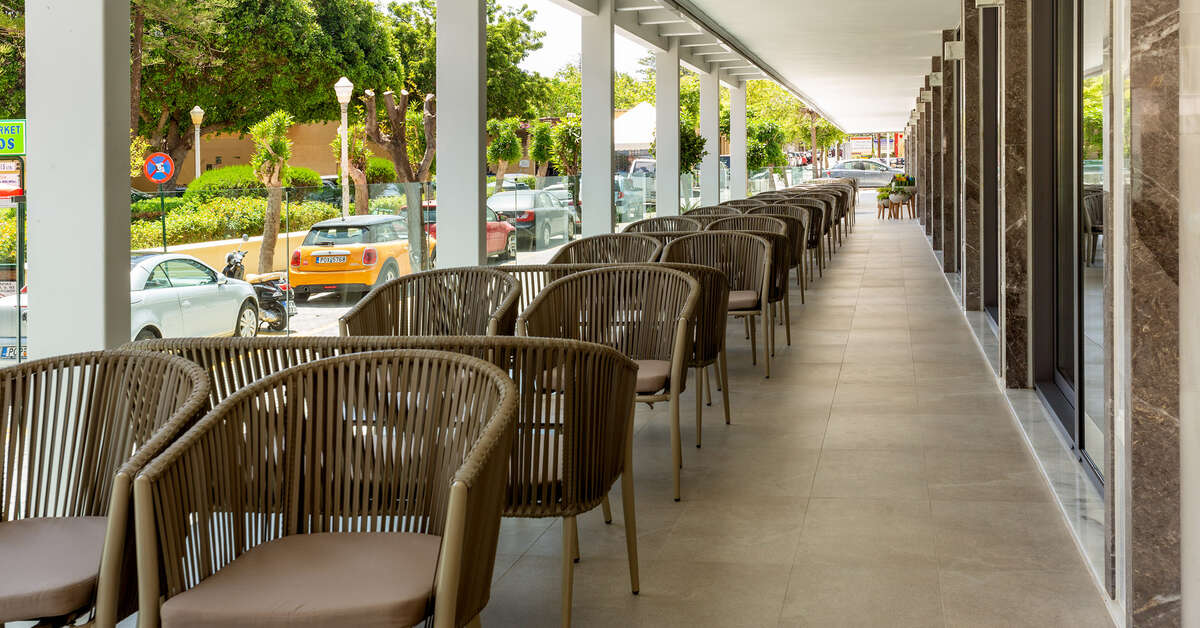 Een foto van het terras bij Rhodos Horizon City