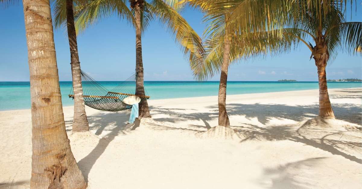 Een foto van het strand bij Hotel Couples Swept Away
