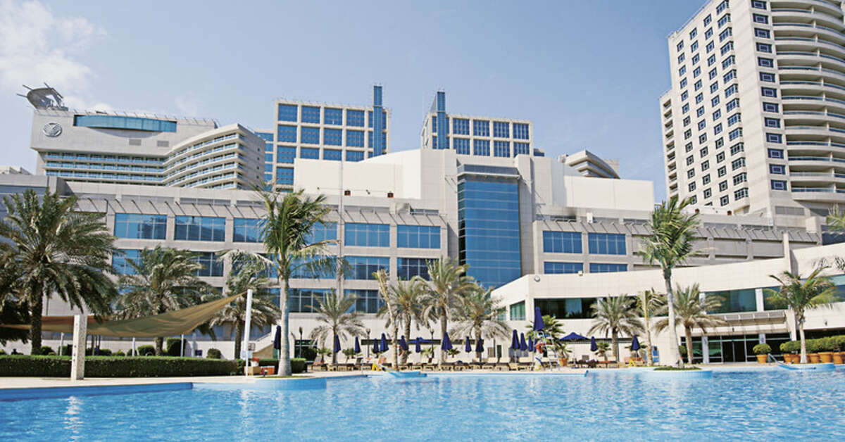 Een foto van het zwembad bij Beach Rotana
