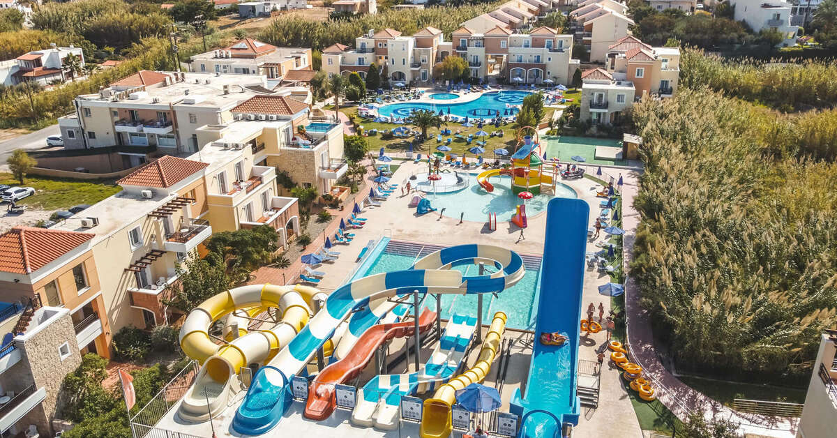 Een foto van het zwembad bij Chrispy Waterpark Resort
