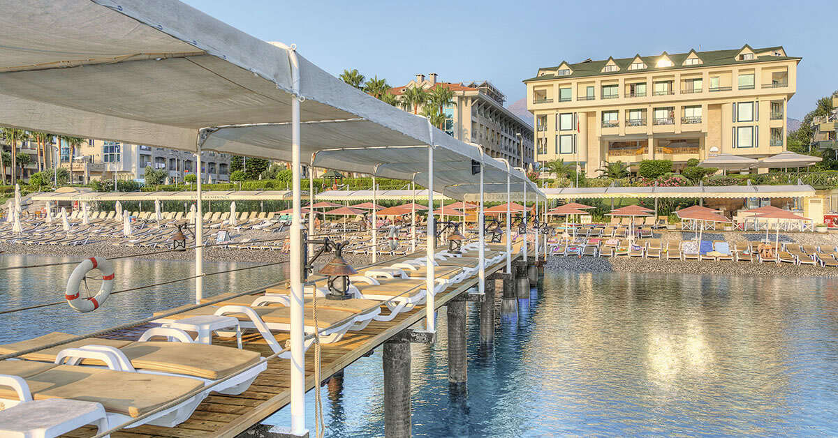Een foto van het terras bij Hotel Golden Lotus