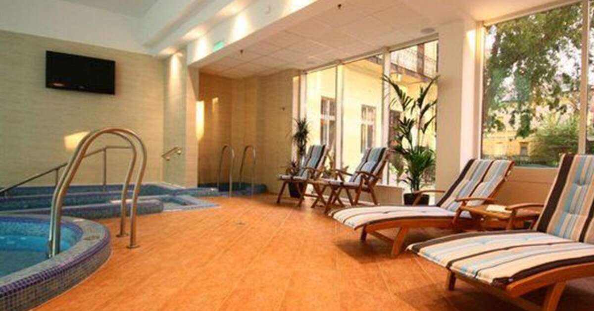 Een foto van het zwembad bij Lions Garden Hotel