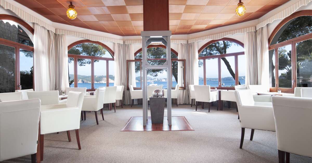 Een foto van het interieur van Cala Fornells Hotel