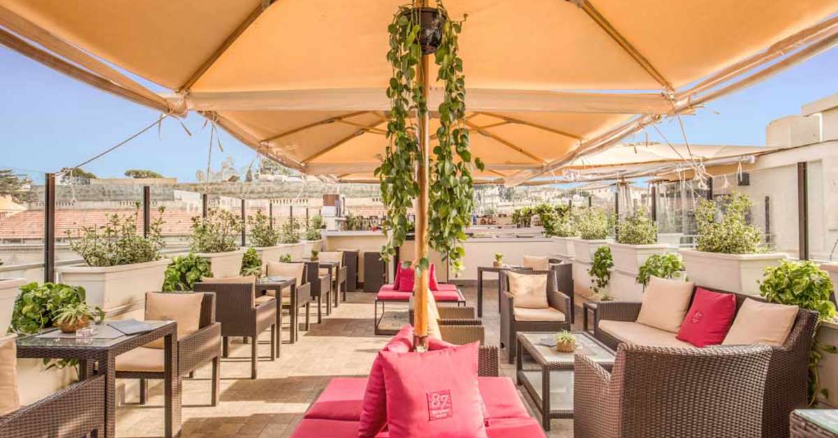 Een foto van het terras bij Hotel 87 EightySeven