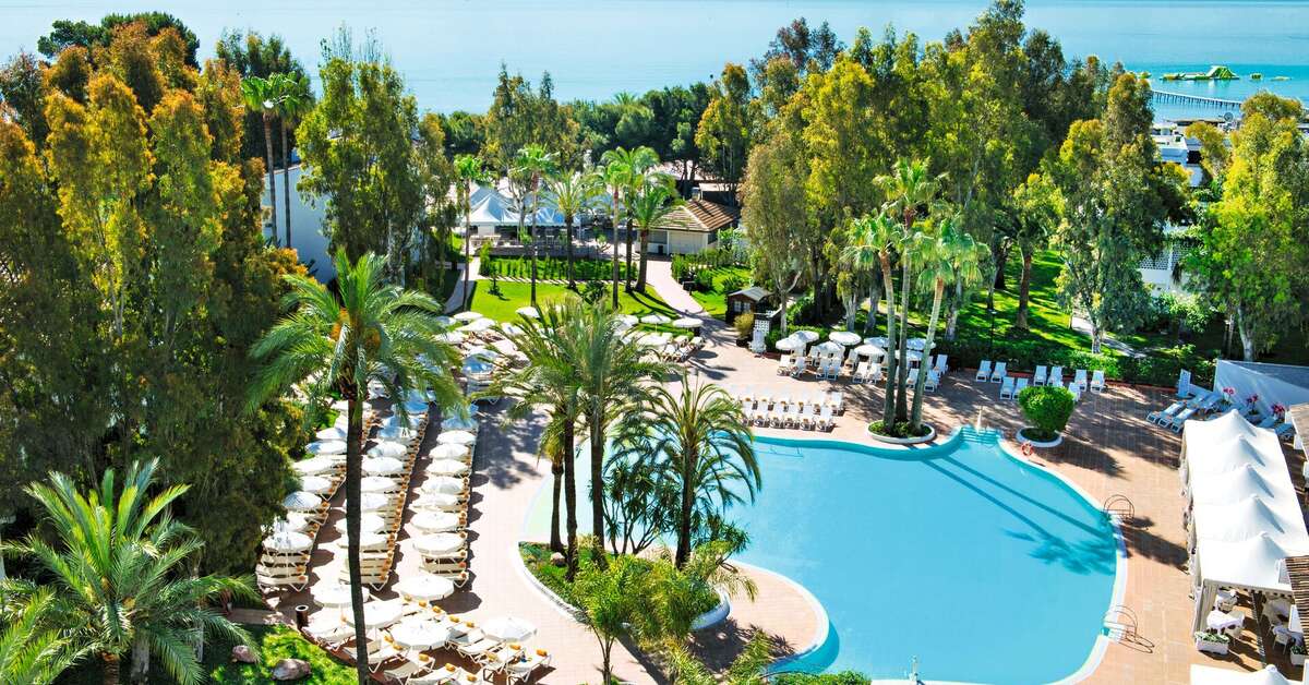 Een foto van het zwembad bij Iberostar Waves Ciudad Blanca