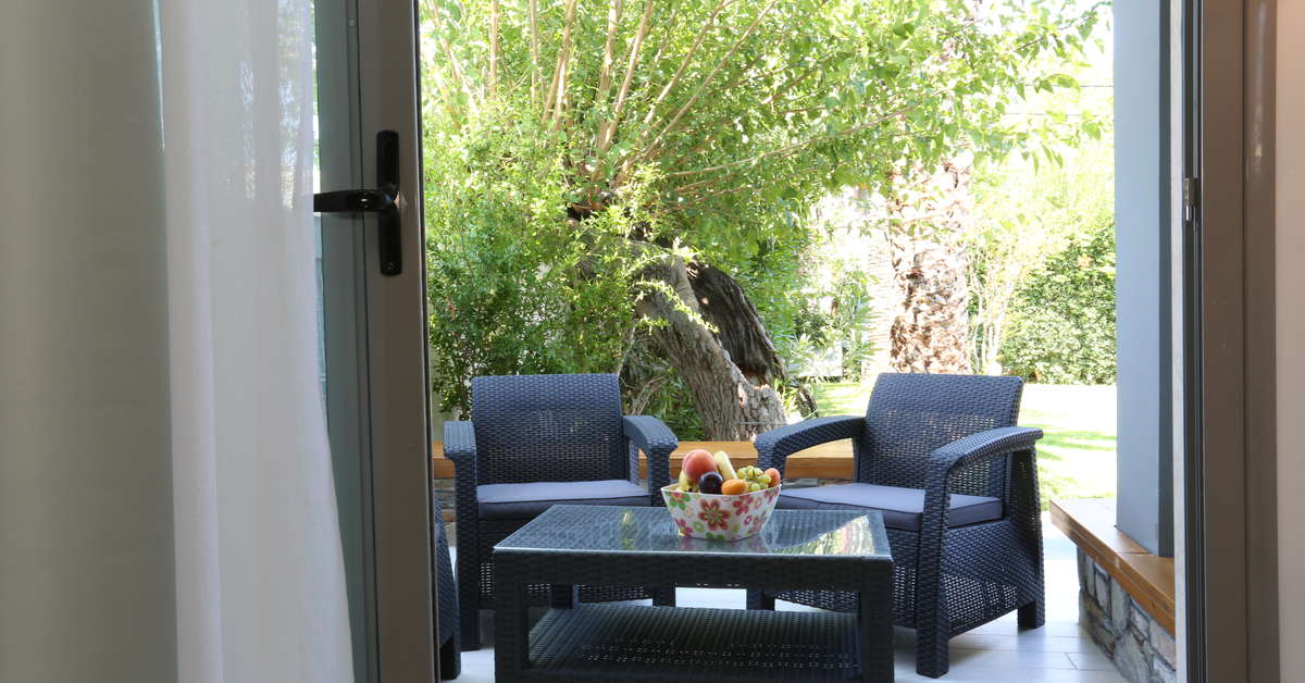 Een foto van het terras bij Dionysos Hotel & Studios