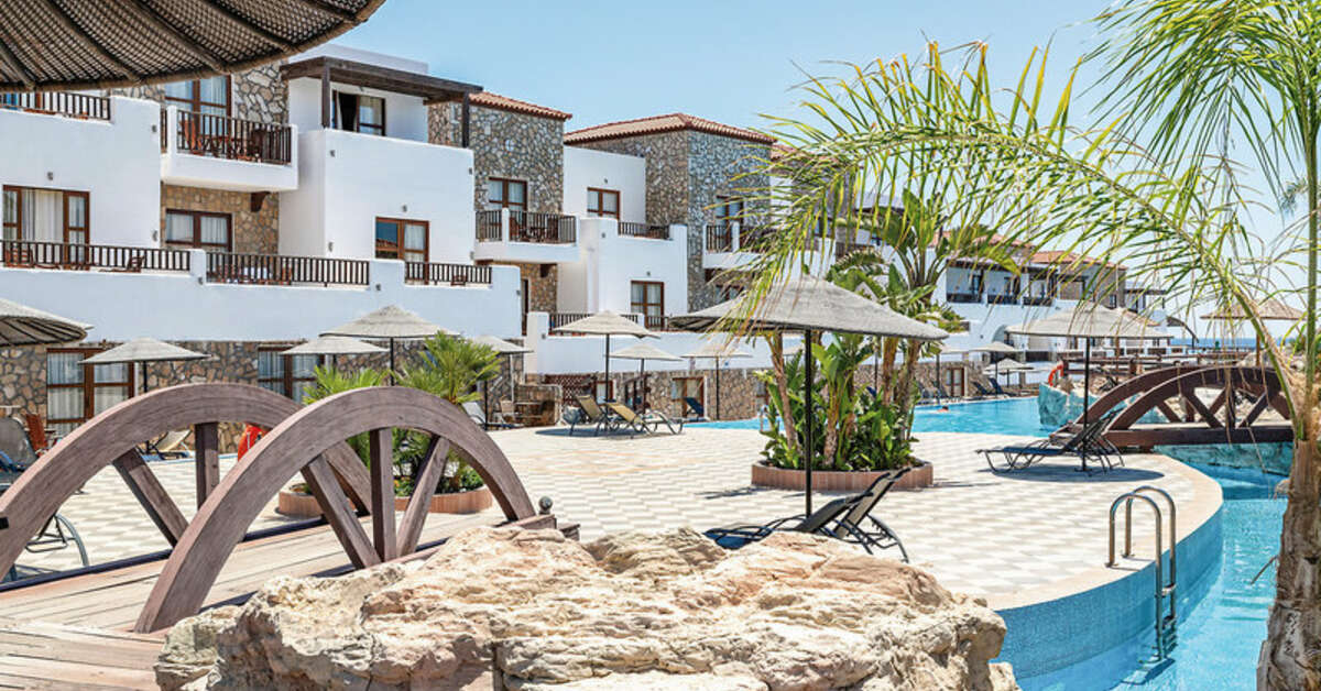 Een foto van het zwembad bij Costa Lindia Beach Resort