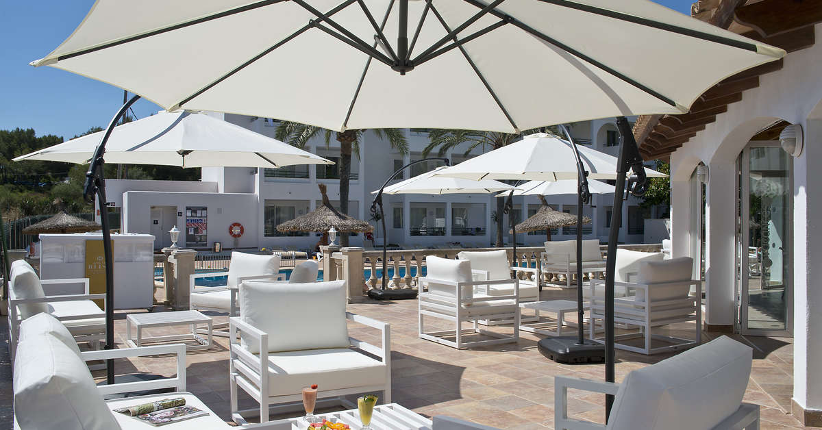 Een foto van het terras bij Wyndham Portocolom