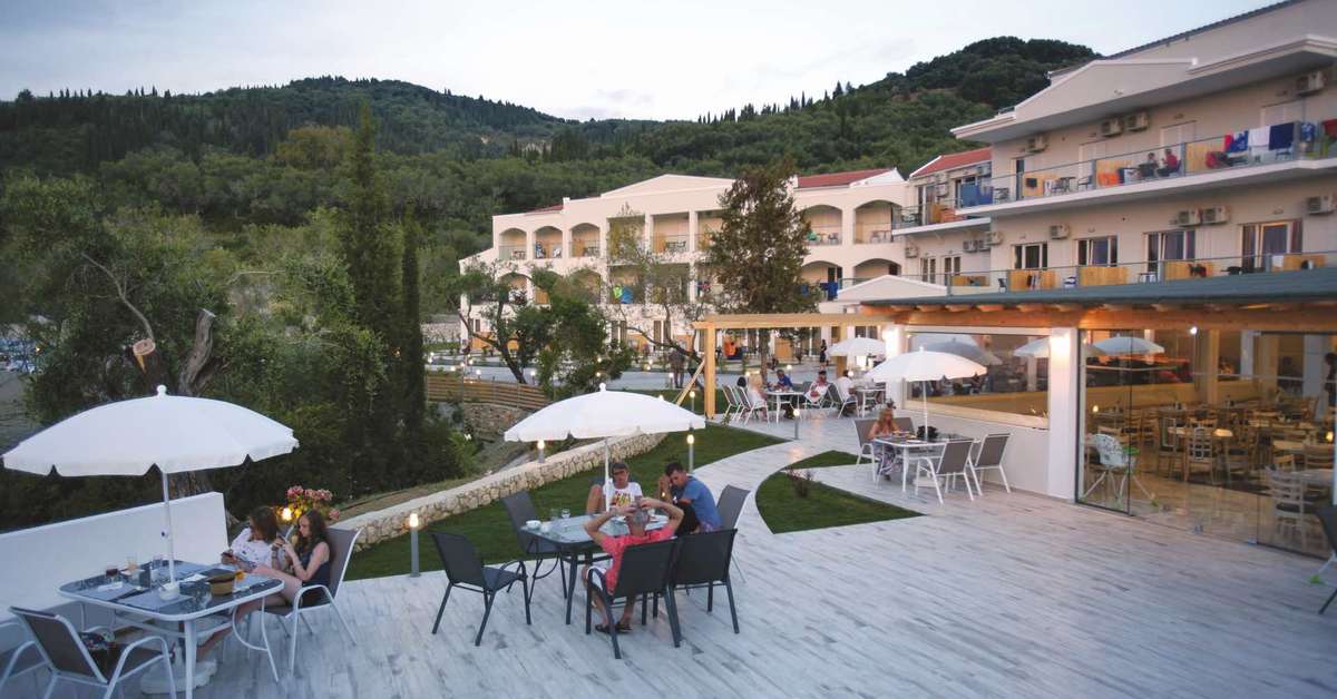 Een foto van het terras bij San George Palace Hotel