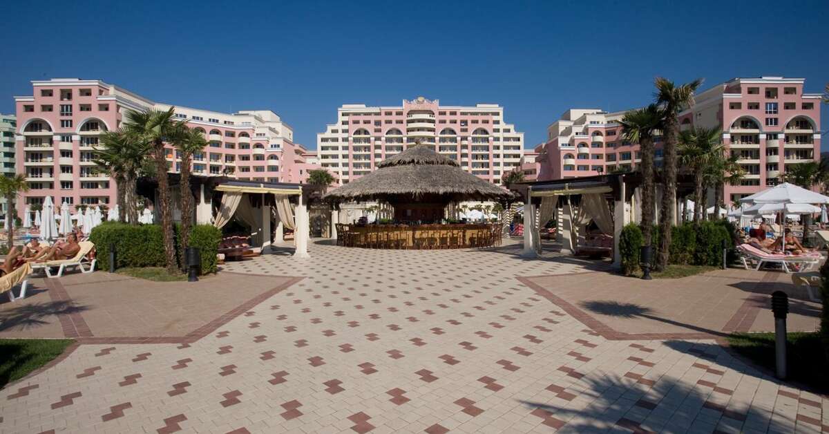 Een foto van de buitenkant van DIT Majestic Beach Resort
