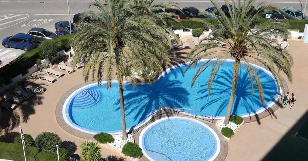 Een foto van het zwembad bij AR Roca Esmeralda & Spa